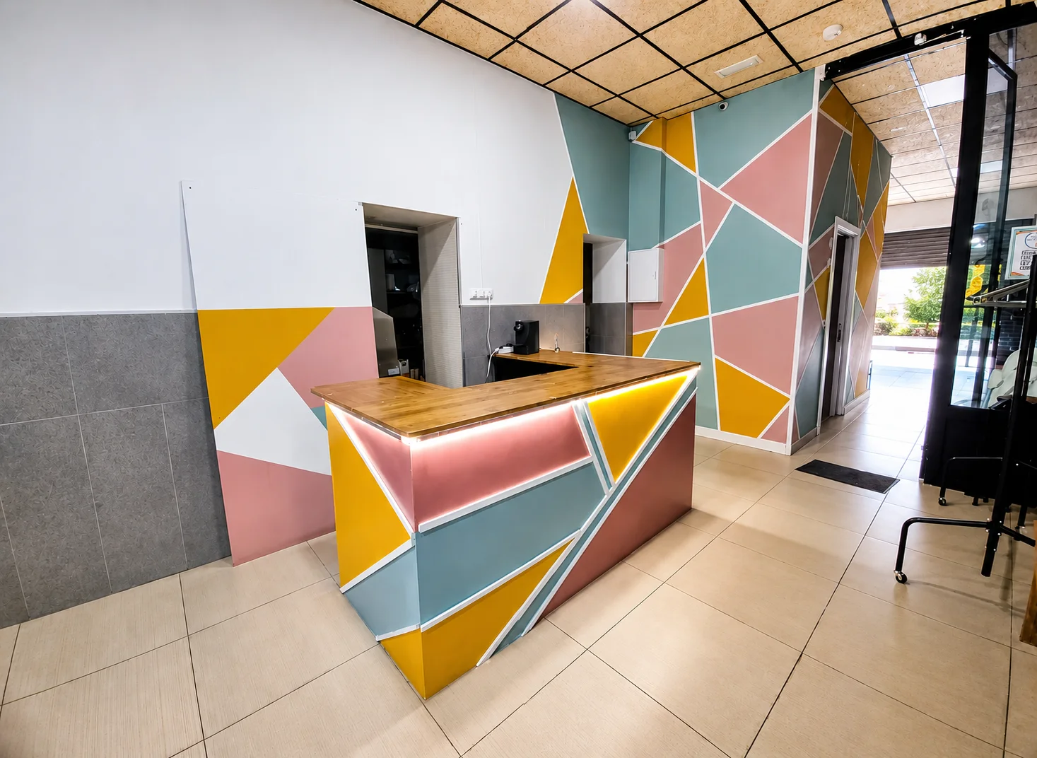 Bar equipado en local para celebraciones infantiles en Zaragoza