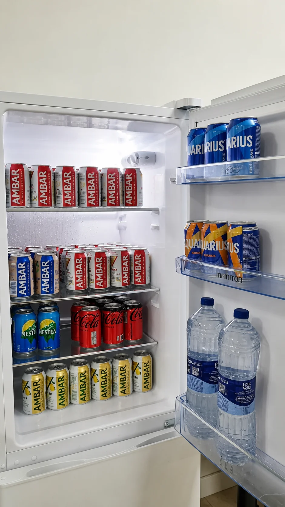Nevera llena de latas — pack de bebida fría para alquiler de local en Zaragoza